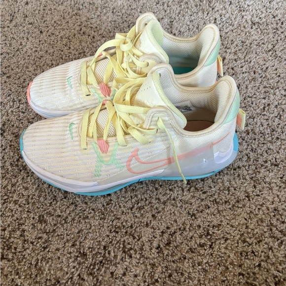 NIKE size 7.5 - Picture 2 of 5